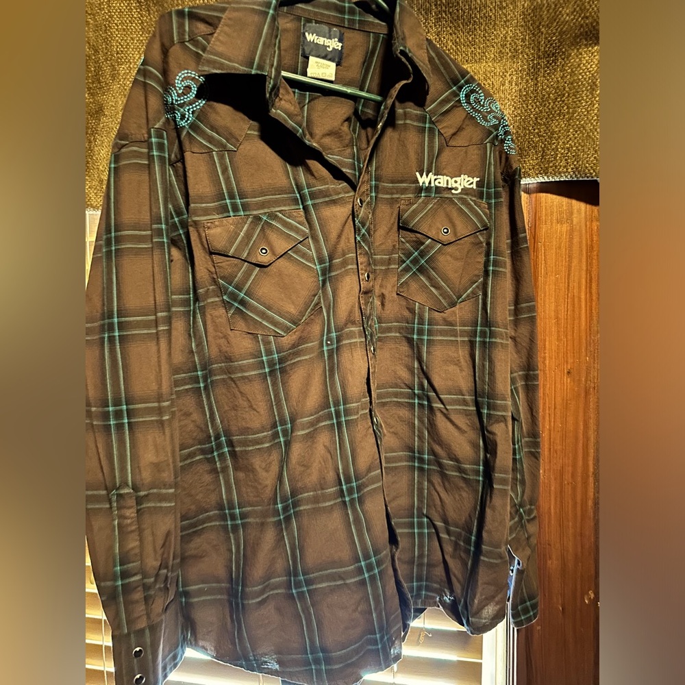 Men’s Wrangler pearl snap long sleeve shirt